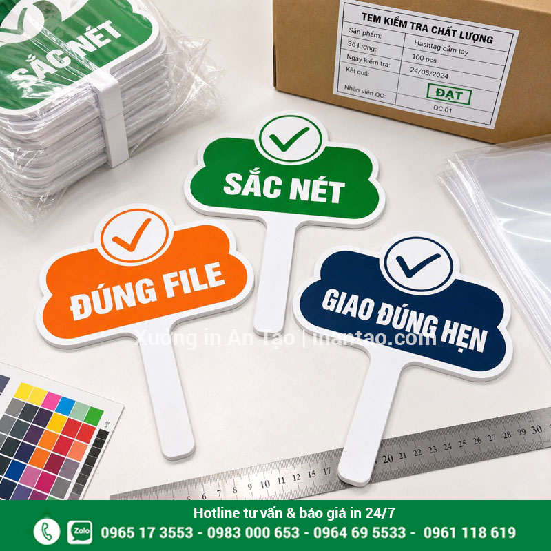 Kiểm tra chất lượng hashtag cầm tay trước khi giao Kiểm tra màu sắc, đường cắt và đóng gói hashtag cầm tay thành phẩm